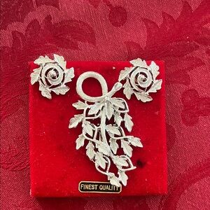 Vintage Silver-Tone intricate Leaf design  Brooch & matching clip on earrings